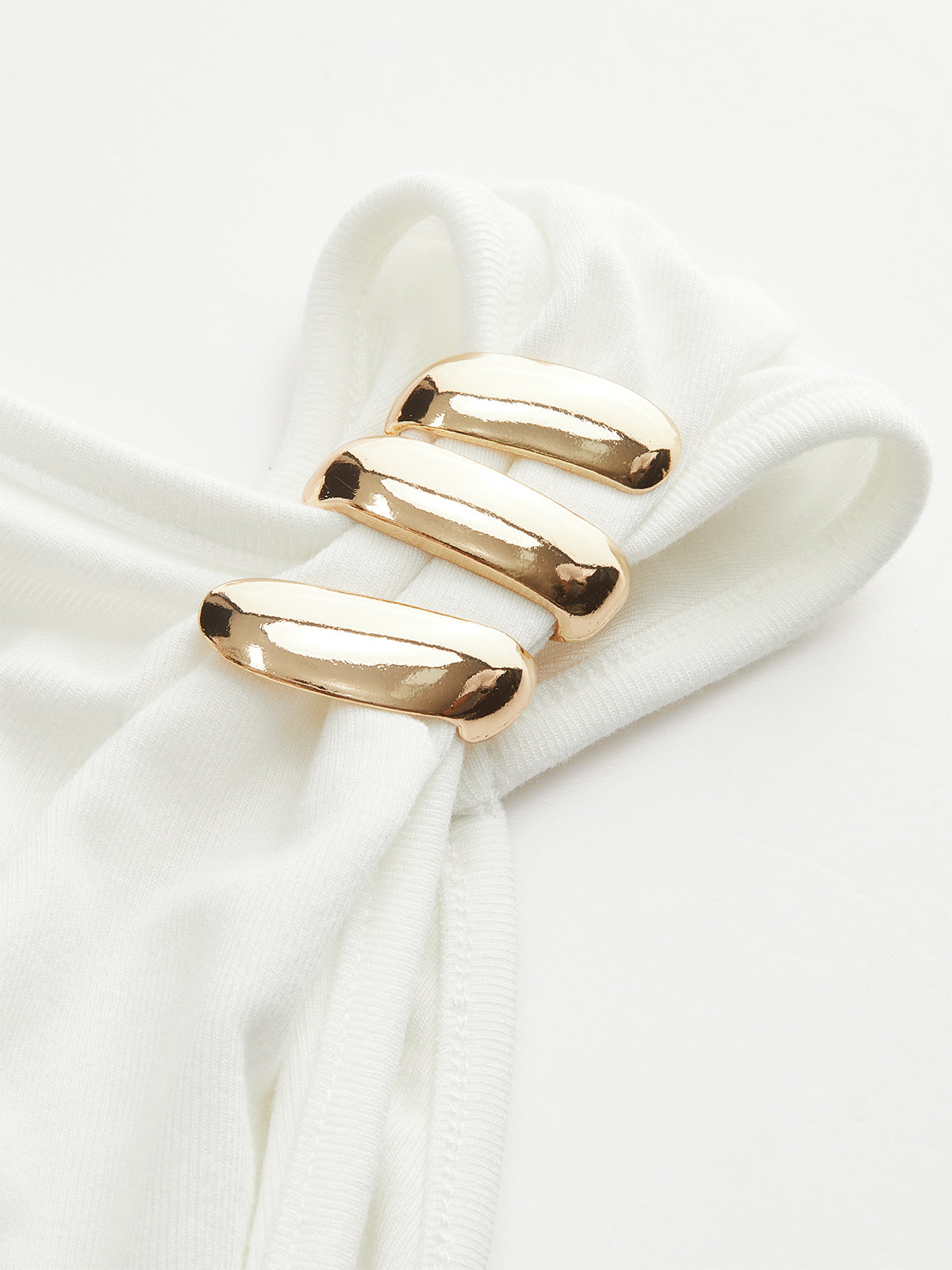 Dopasowany top z marszczeniem i ozdobną klamrą