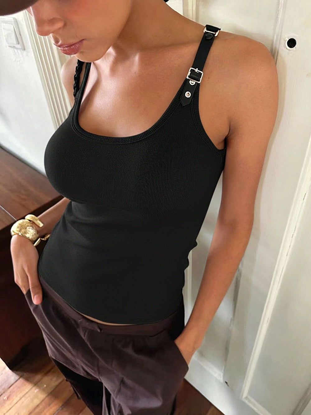 Top z regulowanymi ramiączkami i dopasowanym fasonem