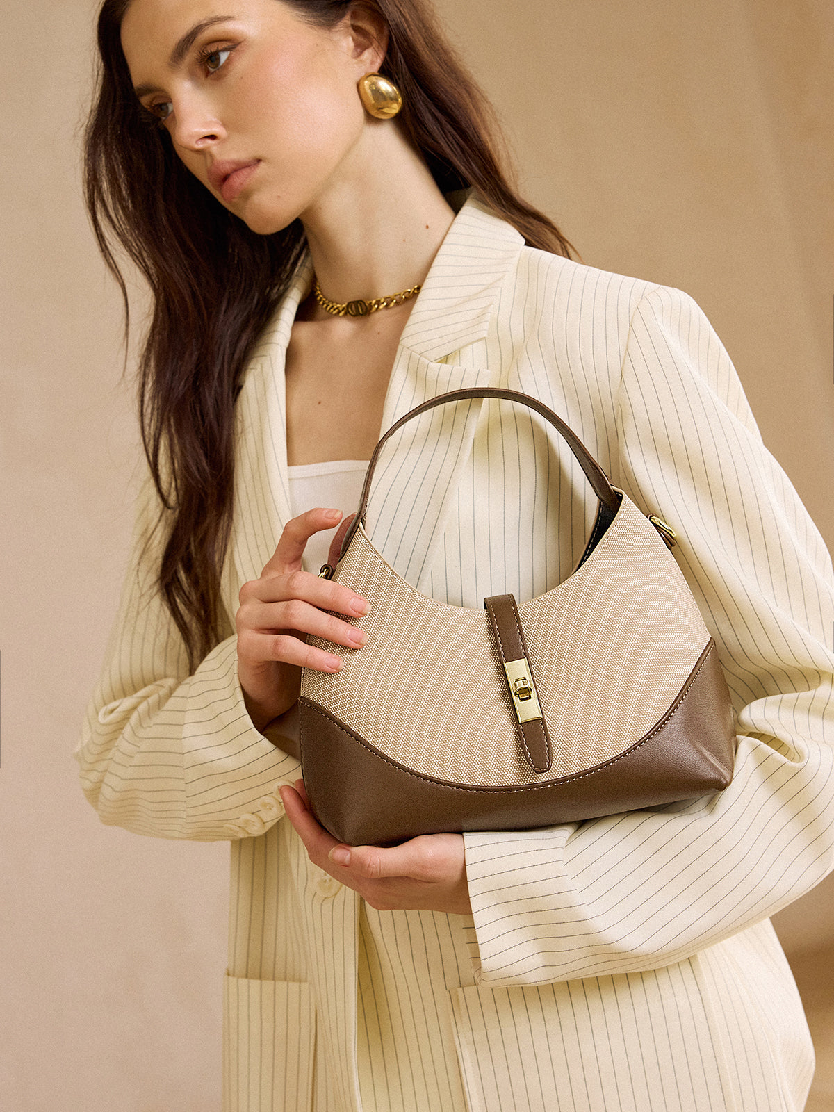 Torebka damska półokrągła z klamrą i suwakiem