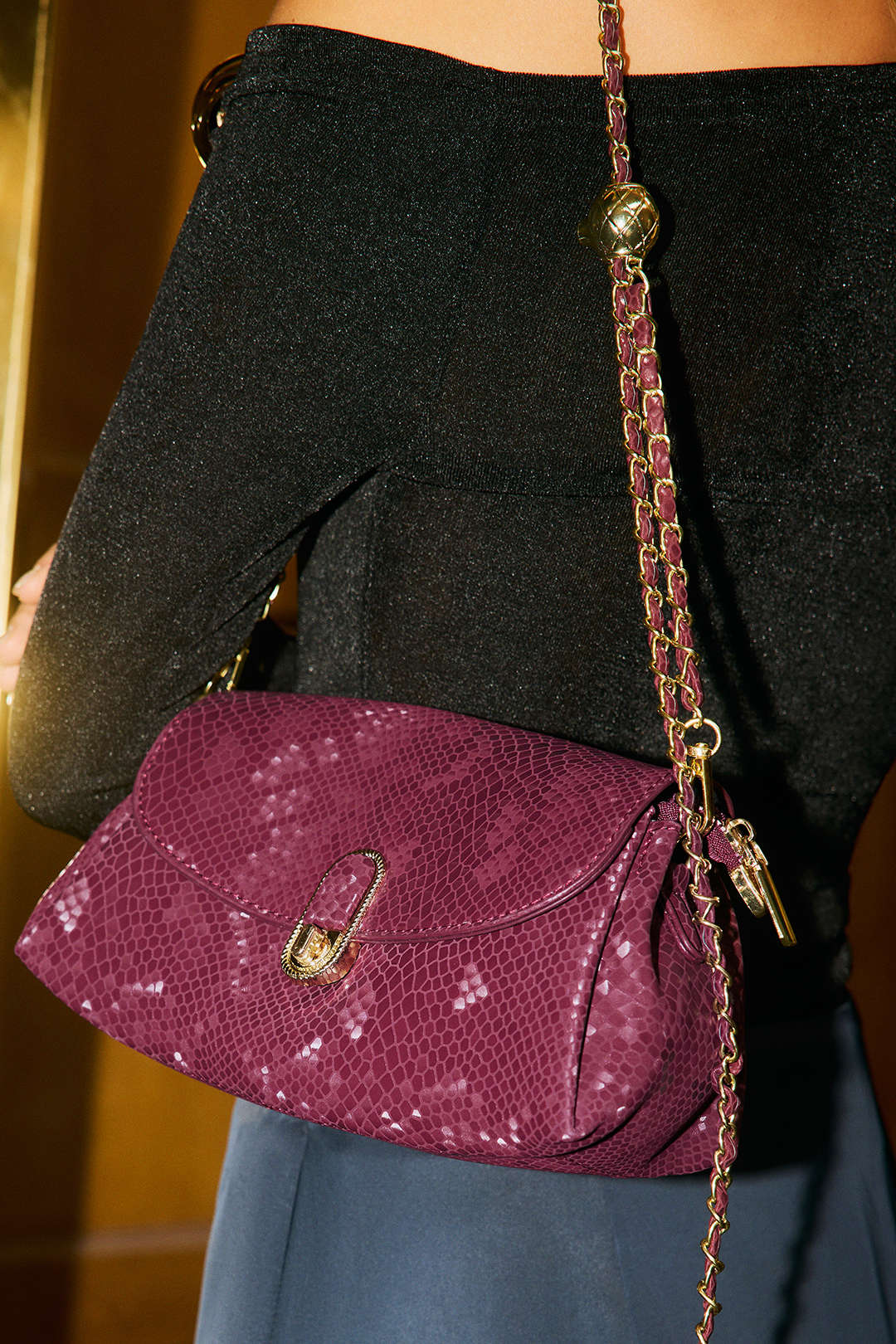 Torebka kopertowa z ozdobnym zapięciem i łańcuszkiem