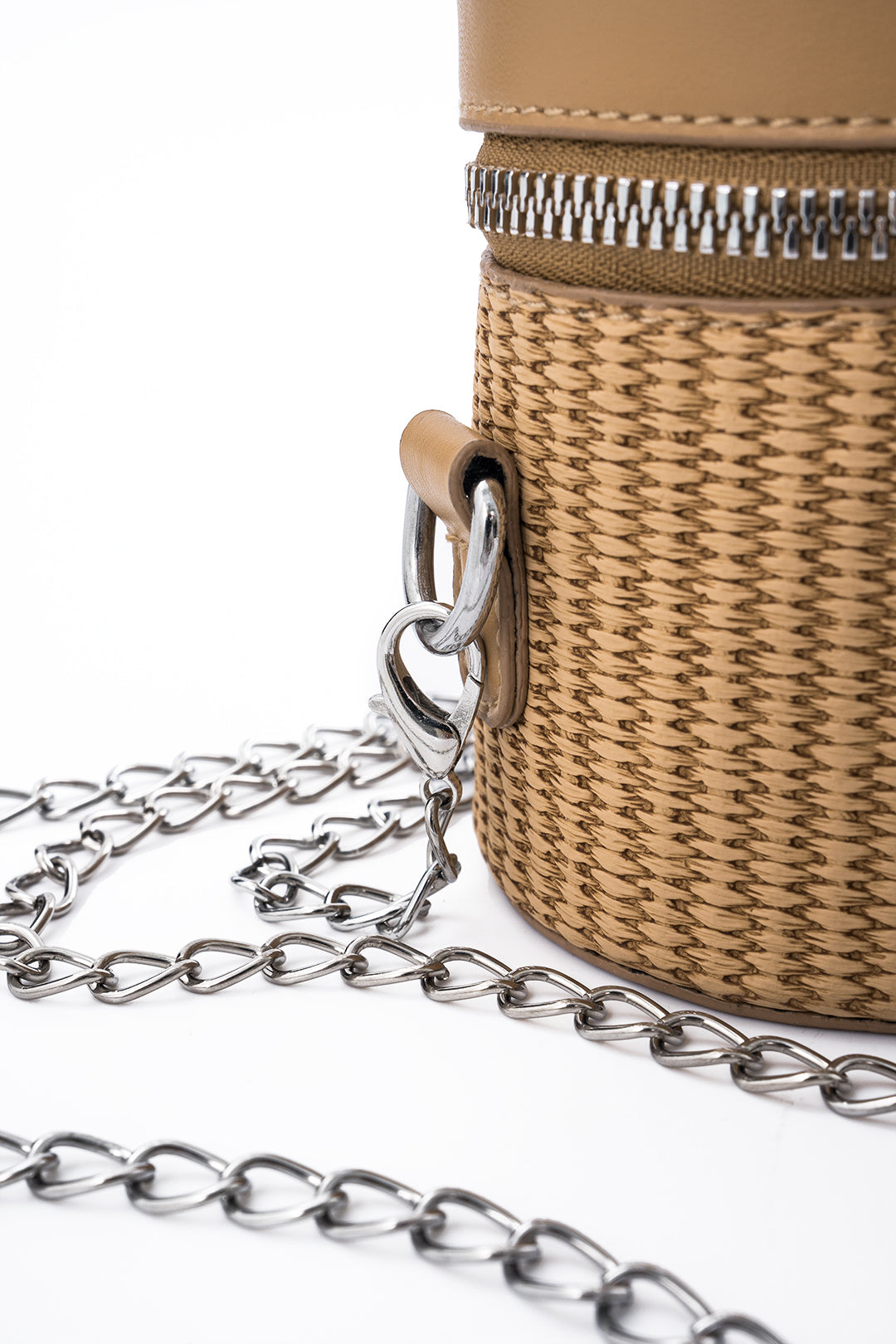 Torebka kuferek z plecioną strukturą i łańcuszkiem