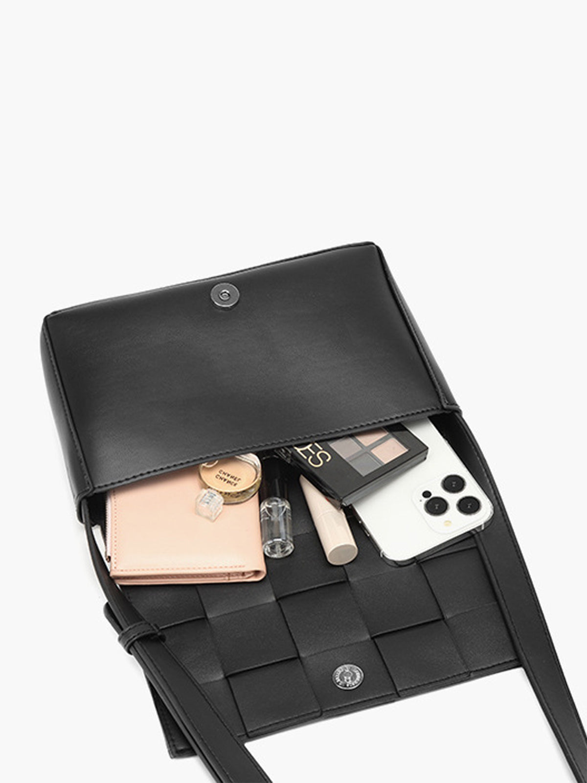 Torebka listonoszka z plecionym panelem i klapą