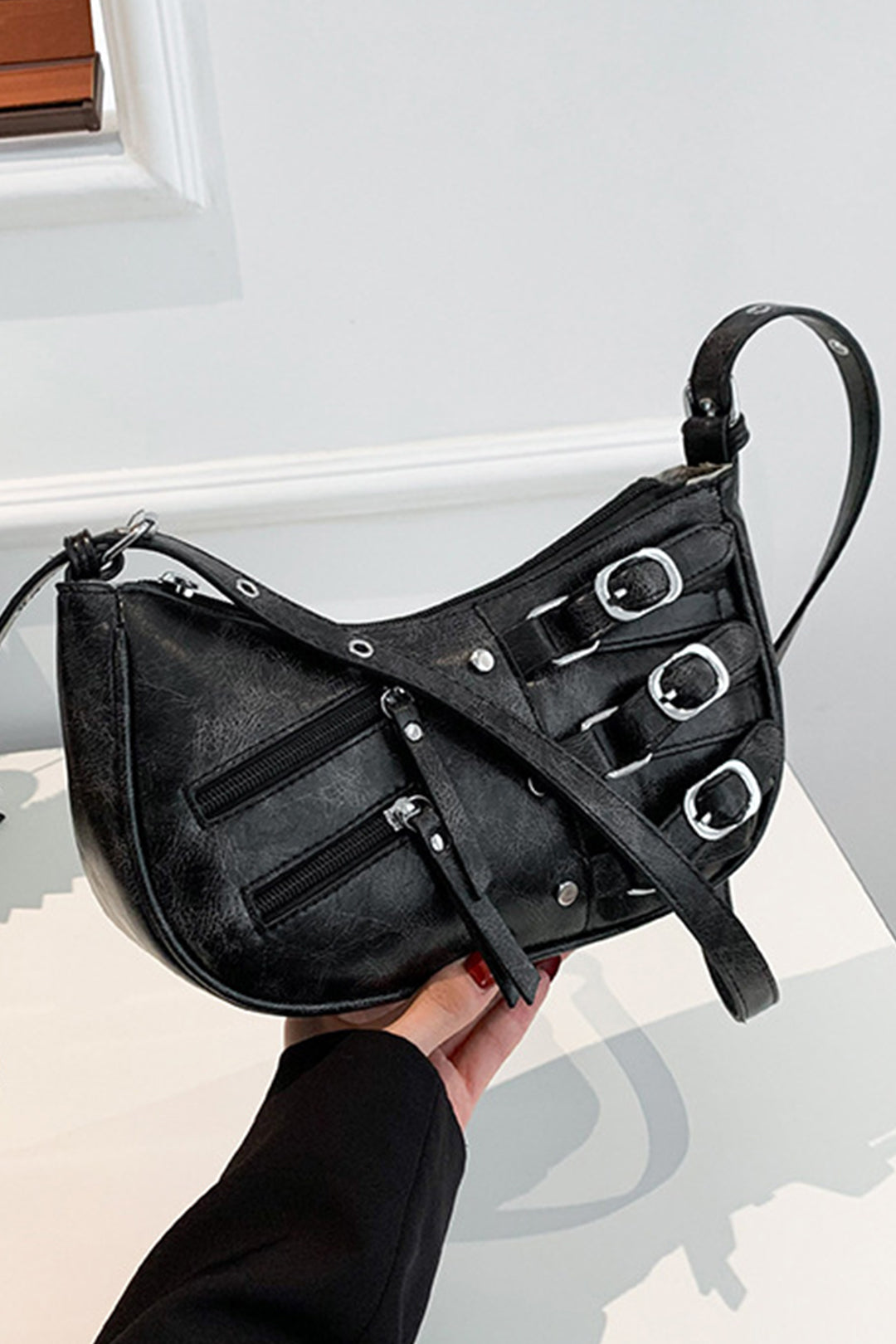 Torebka na ramię z metalowymi sprzączkami i zamkami