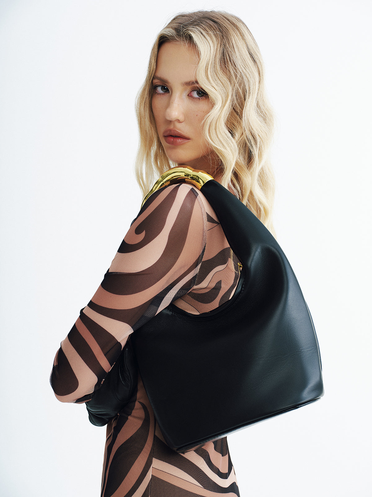 Torebka półokrągła z metalicznym uchwytem