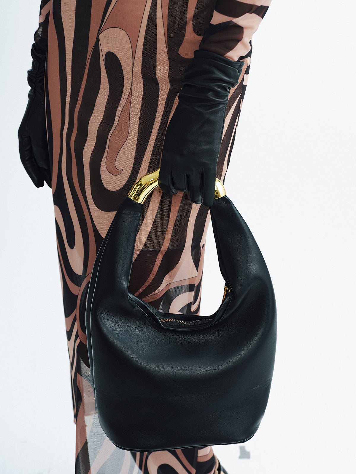 Torebka półokrągła z metalicznym uchwytem