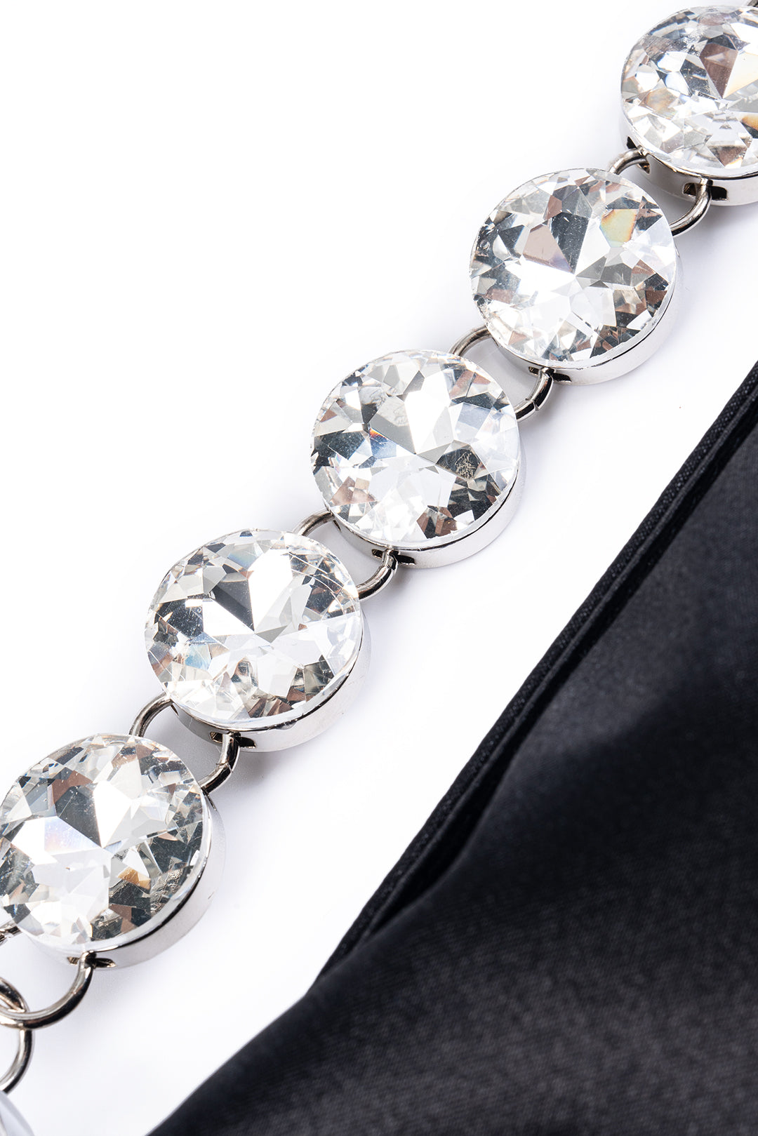 Torebka półokrągła z ozdobnym łańcuchem