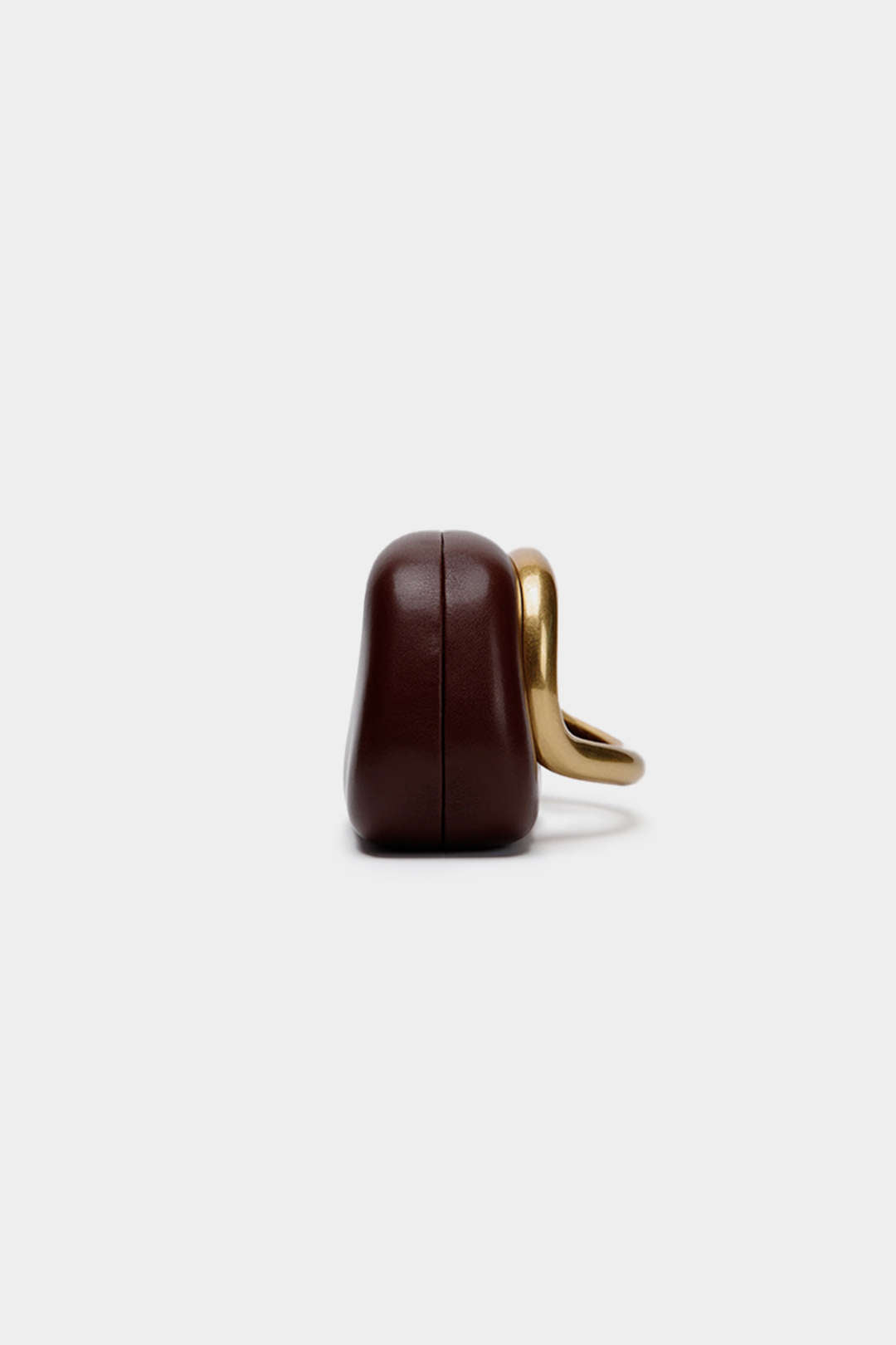 Elegancka torebka z dekoracyjnym uchwytem