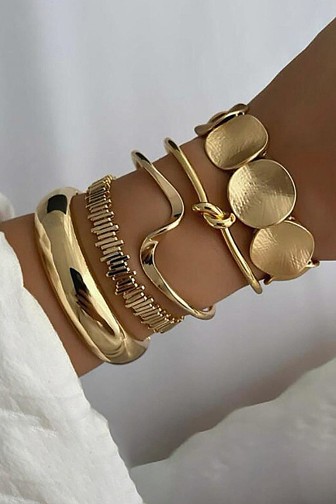 Zestaw bransoletek o zróżnicowanych formach